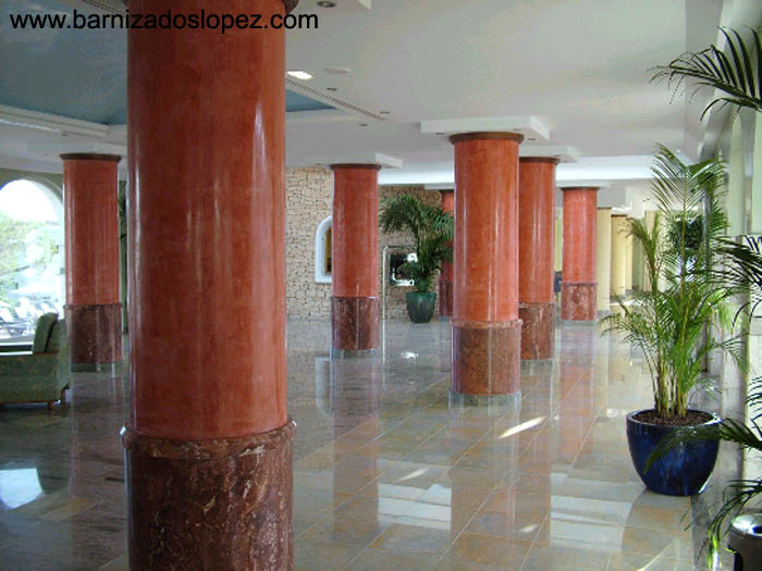 Pared con acabado de estuco veneciano